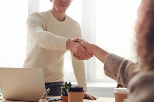 Ako úspešne vyjednávať s poľskými partnermi: Praktický sprievodca